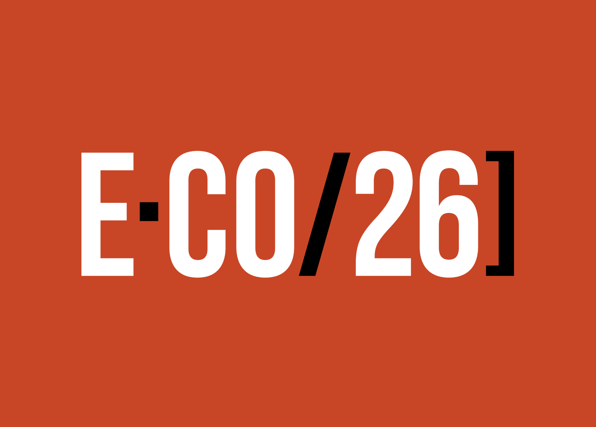 Sobre un fondo naranja se lee E·CO- 26.